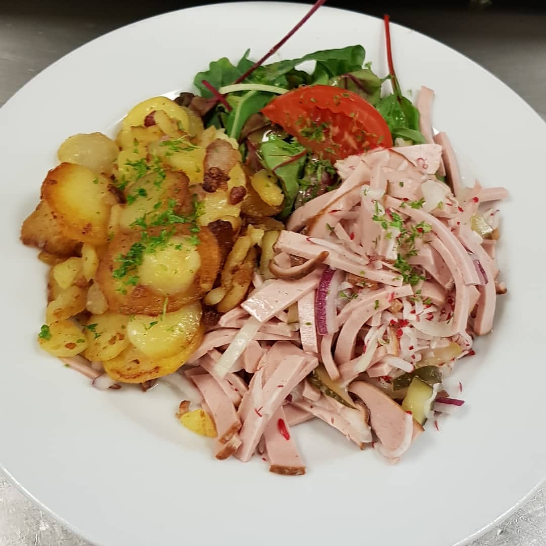 37755392_1104332229729222_3545904594187976704_n